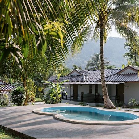 Surfer'S Village Khao Lak Esterno foto