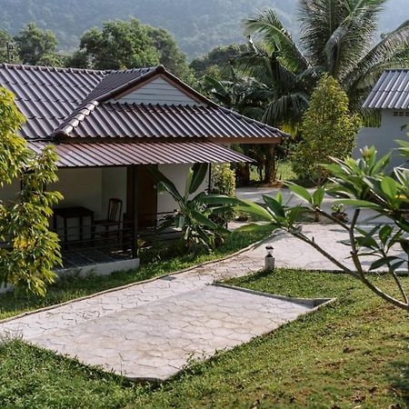 Surfer'S Village Khao Lak Esterno foto